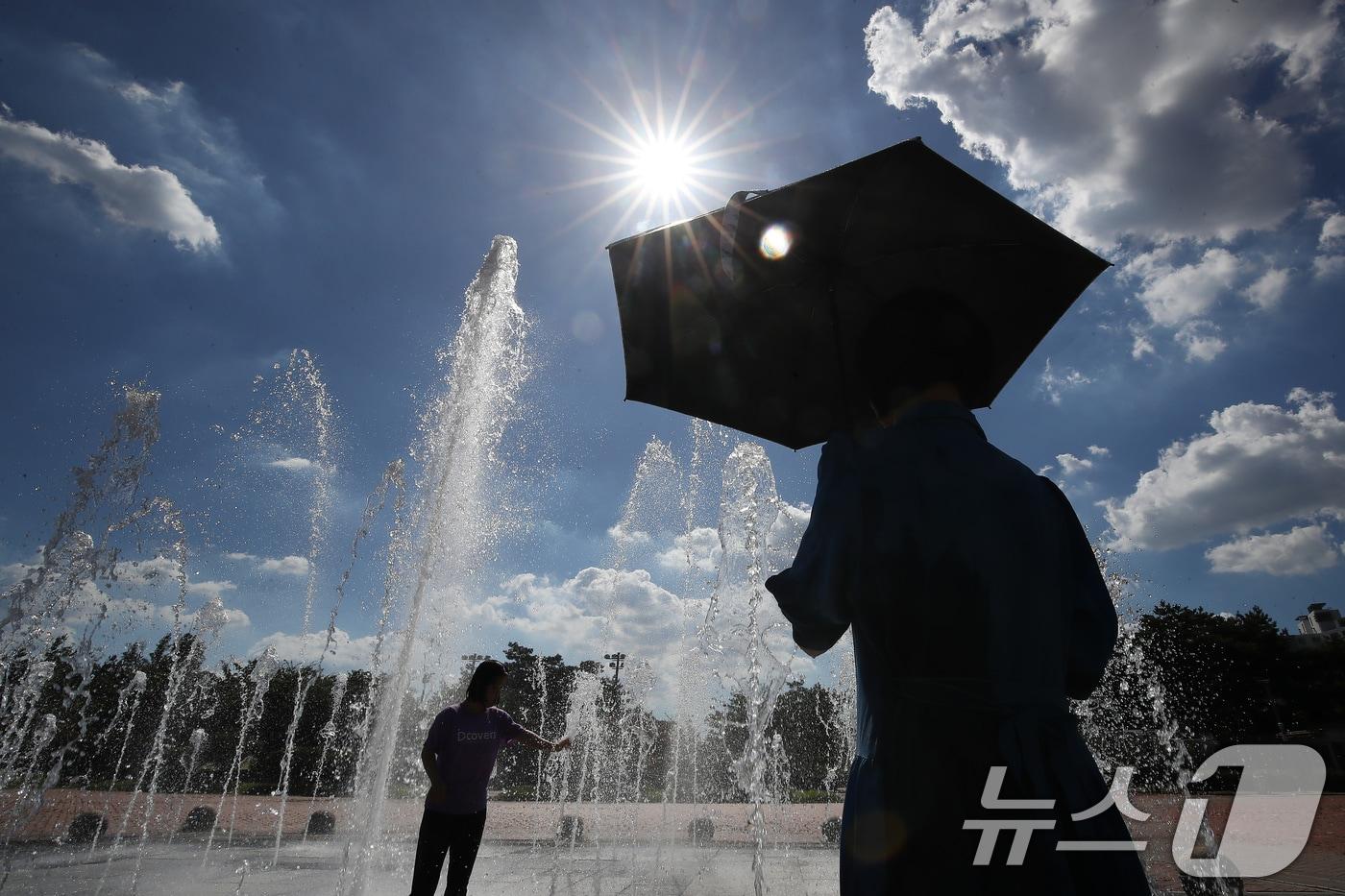 폭염이 계속된 28일 오후 대구 동구 율하체육공원을 찾은 시민들이 한산한 바닥분수에서 더위를 식히고 있다. 2025.7.28/뉴스1 ⓒ News1 공정식 기자