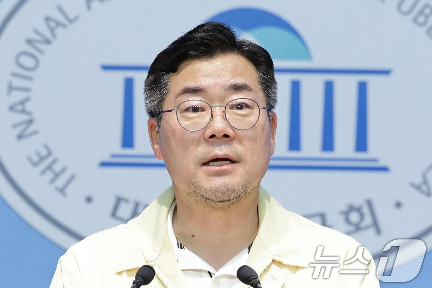 박찬대 더불어민주당 당대표 후보가 28일 오후 서울 여의도 소통관에서 현안 관련 기자회견을 하고 있다. 2025.7.28/뉴스1 ⓒ News1 신웅수 기자