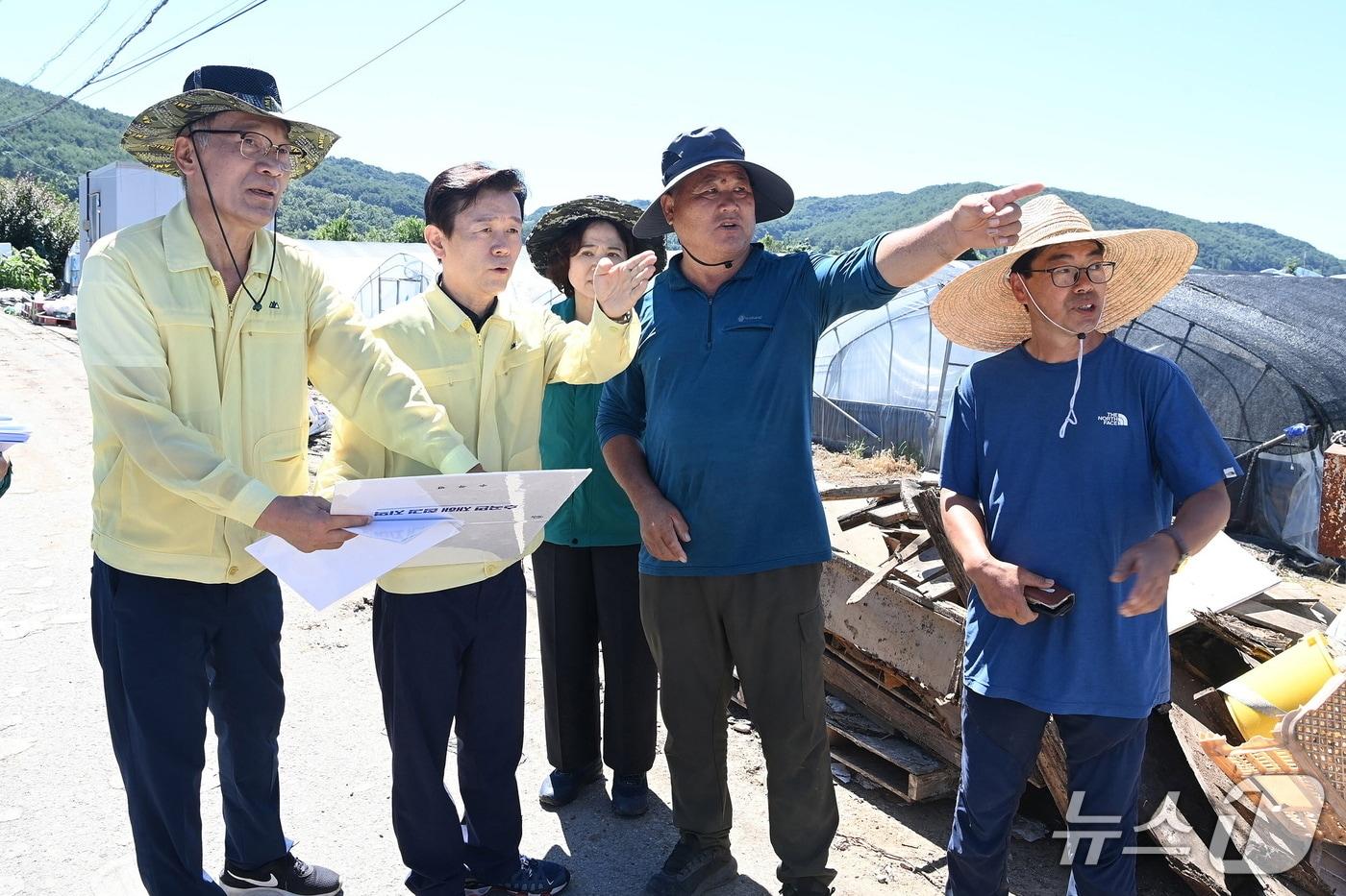 조규일 진주시장&#40;왼쪽 두번째&#41;이 28일 수곡면을 방문해 수해 현장을 점검하고 있다&#40;진주시 제공. 재판매 및 DB금지&#41;. 2025.7.28