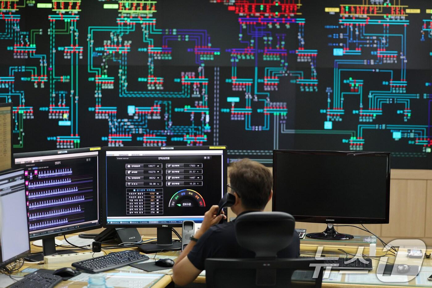 폭염이 이어지며 전력 수요가 급증하고 있는 28일 오후 경기 수원시 영통구 한국전력공사 경기본부 전력관리처 계통운영센터에서 관계자들이 전력수급상황을 주시하고 있다. (공동취재) 2025.7.28/뉴스1 ⓒ News1 김영운 기자