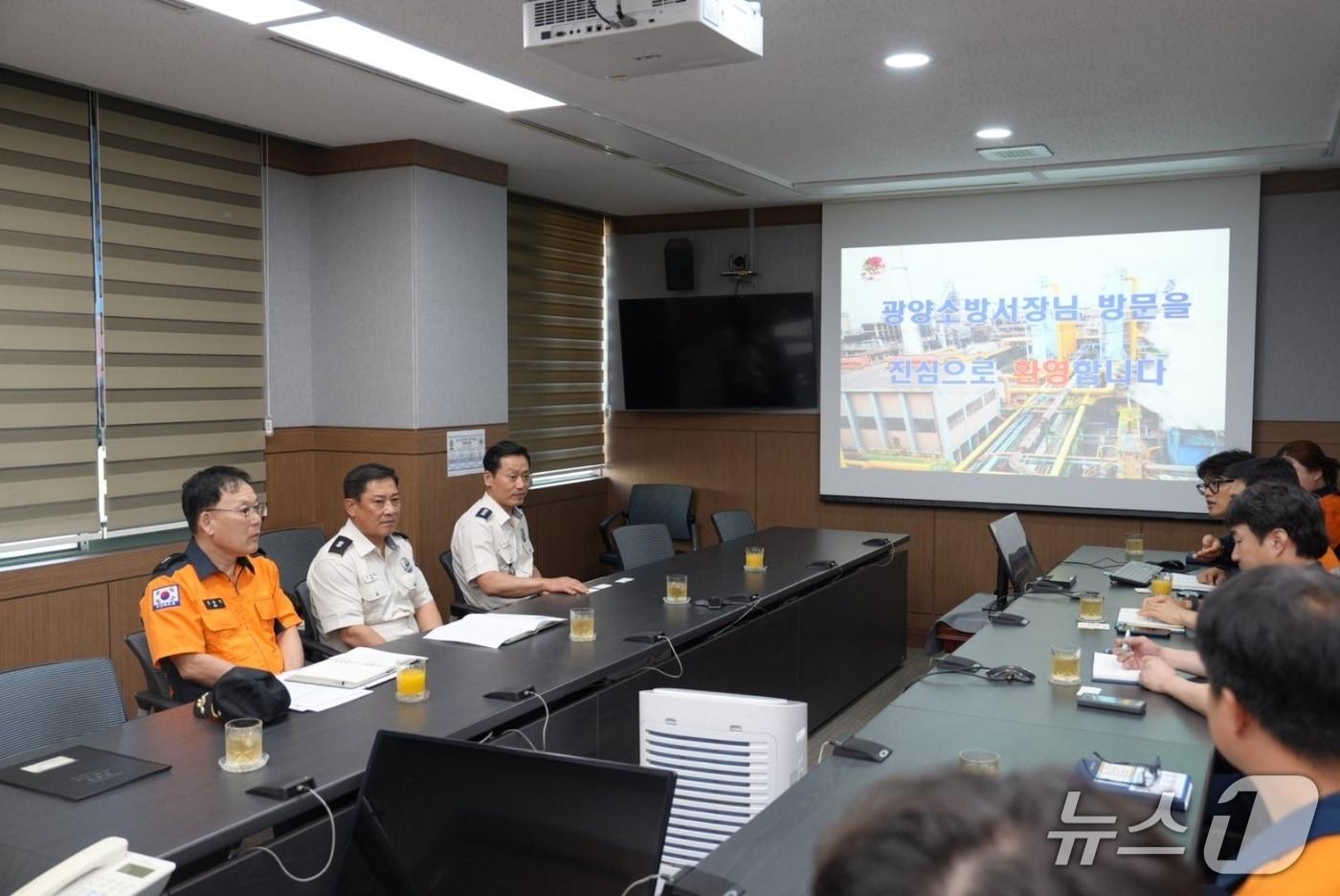 28일 광양소방서가  중점관리대상인 포스코 퓨처엠 광양사업소를 방문해 현장방문지도 및 화재예방컨설팅을 실시했다(광양소방서 제공)  /뉴스1