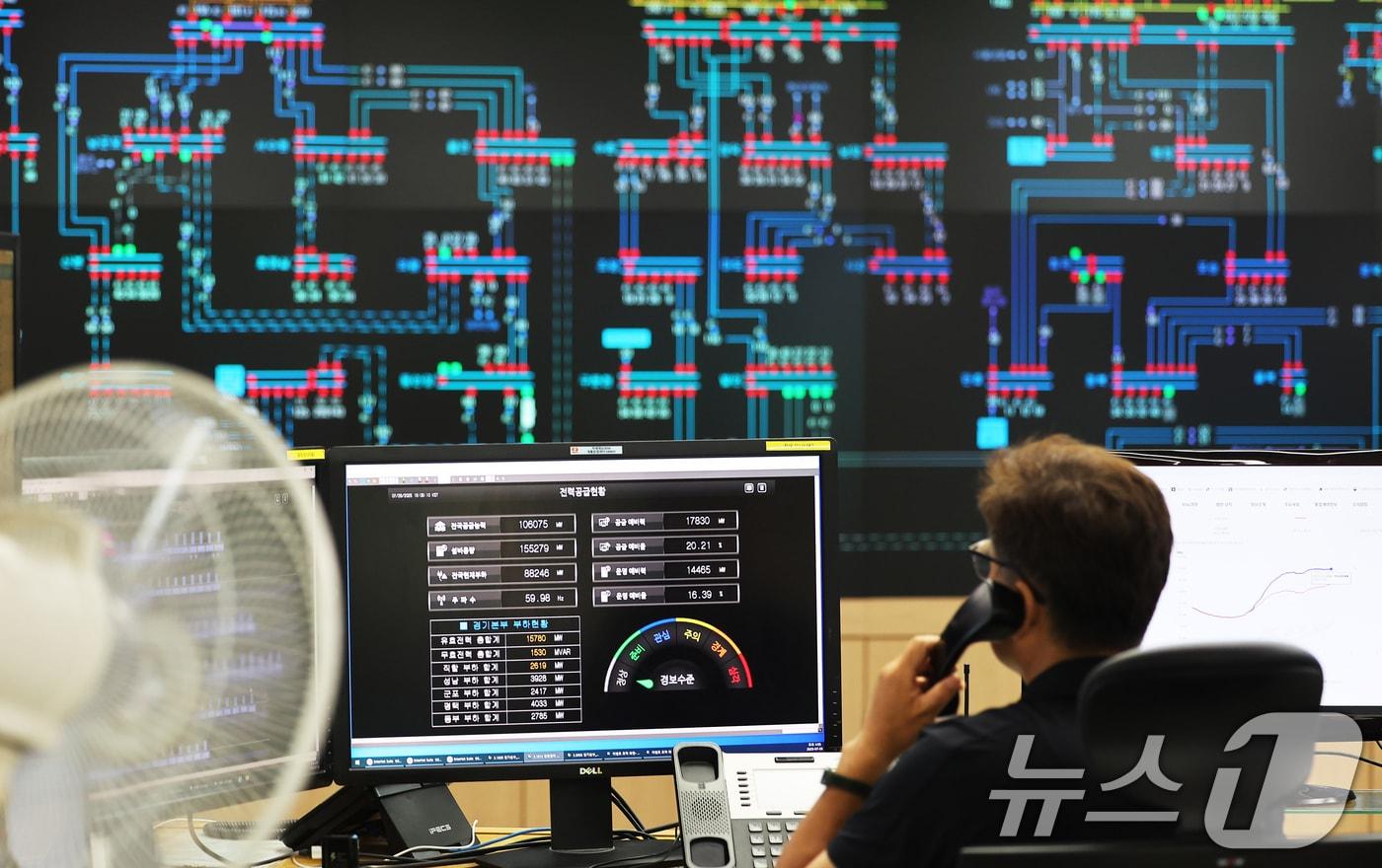 폭염이 이어지며 전력 수요가 급증하고 있는 28일 오후 경기 수원시 영통구 한국전력공사 경기본부 전력관리처 계통운영센터에서 관계자들이 전력수급상황을 주시하고 있다. (공동취재) 2025.7.28/뉴스1 ⓒ News1 김영운 기자