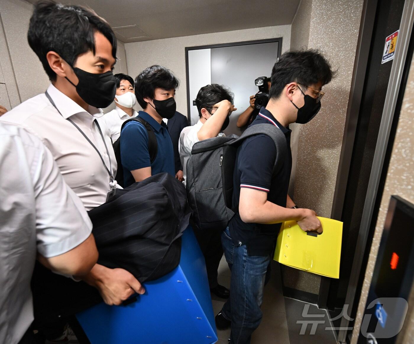 본문 이미지 - 김건희 여사 관련 각종 의혹을 수사하는 김건희 특검팀&#40;특별검사 민중기&#41;이 28일 서울 노원구 상계동 이준석 개혁신당 대표 자택에서 압수수색을 마친 뒤 압수품을 옮기고 있다. &#40;공동취재&#41; 2025.7.28/뉴스1 ⓒ News1 박정호 기자