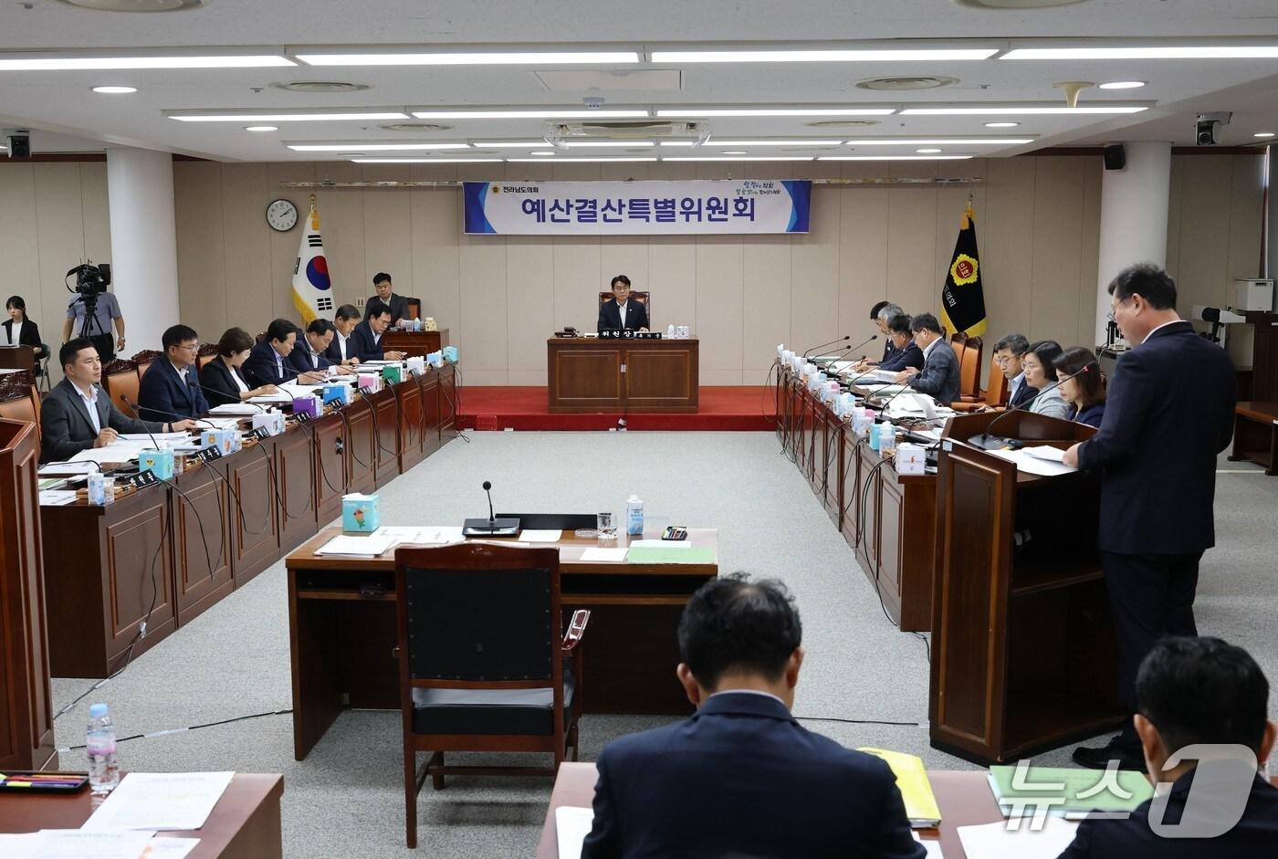 전남도의회 예결특위가 28일  전남도 제2회 추가경정예산안을 심사하고 있다.&#40;전남도의회 제공, 재판매 및 DB금지&#41;/뉴스1