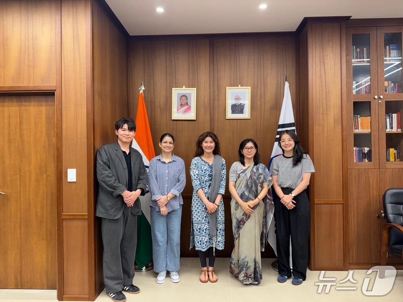 본문 이미지 - 비베카 킴 요가컬처타운 센터장(중앙)이 최근 인도문화원을 찾아 문화교류 활성화 방안을 논의했다.(밀양시 제공. 재판매 및 DB금지)