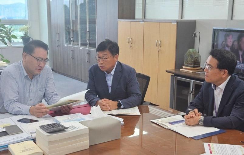 본문 이미지 - 이승원 세종시 경제부시장(가운데)이 28일 기재부를 방문해 유병서 예산실장(왼쪽)과 시 현안 사업에 대해 설명하고 있다. 오른쪽은 노진욱 시 예산담당관. (세종시 제공. 재판매 및 DB금지)