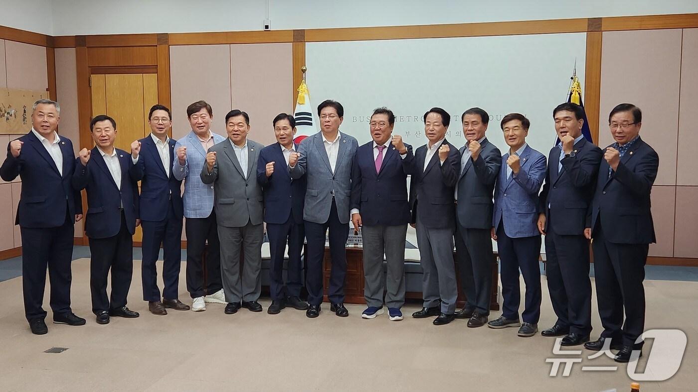 28일 부산시의회에서 부산시의회와 경남도의회 행정통합 특별위원회 위원들이 첫 간담회 자리를 가졌다.&#40;경남도의회 제공. 재판매 및 DB금지&#41;