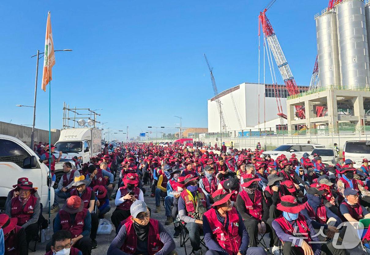 본문 이미지 - 울산플랜트노조 조합원들이 지난 25일 샤힌프로젝트 현장 앞에서 파업 집회를 하고 있다. &#40;울산플랜트건설노조 제공. 재판매 및 DB 금지&#41; /뉴스1