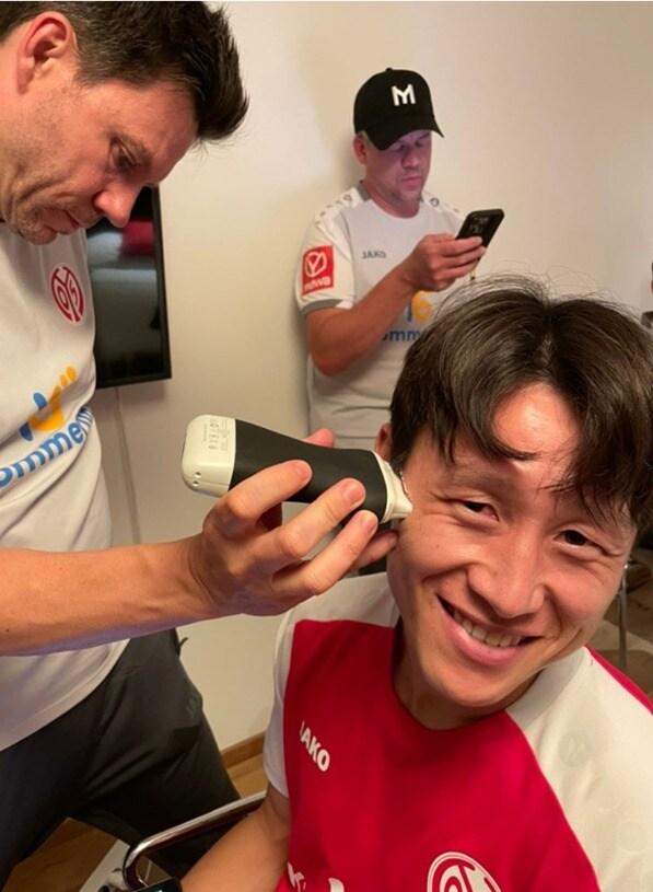 본문 이미지 - 치료를 받으며 활짝 웃는 이재성(이재성 블로그 제공)