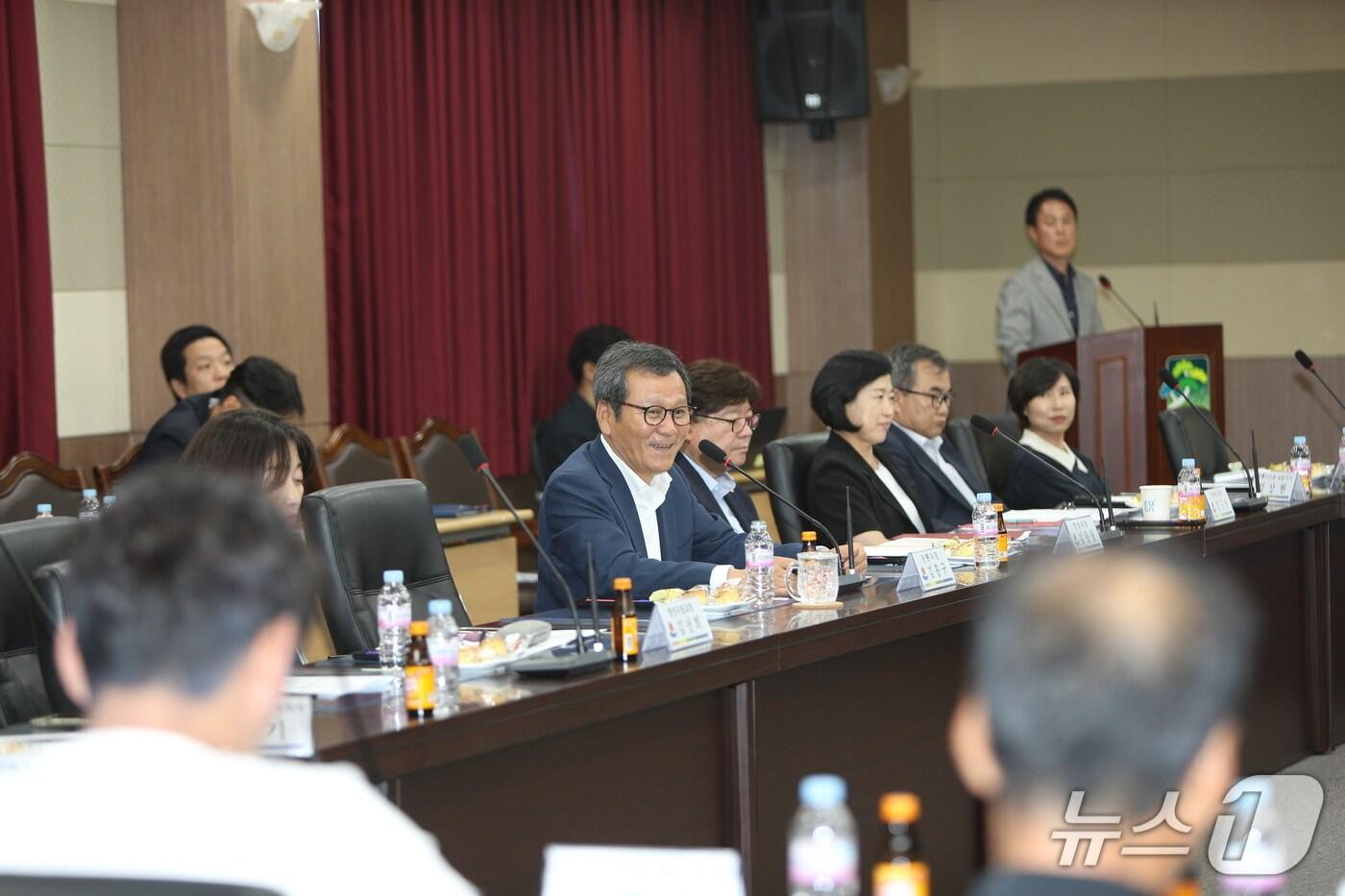 김홍규 강원 강릉시장이 지난 25일 주문진읍을 방문해 시민과의 대화 시간을 갖고 있다.&#40;강릉시 제공, 재판매 및 DB 금지&#41; 2025.7.28/뉴스1