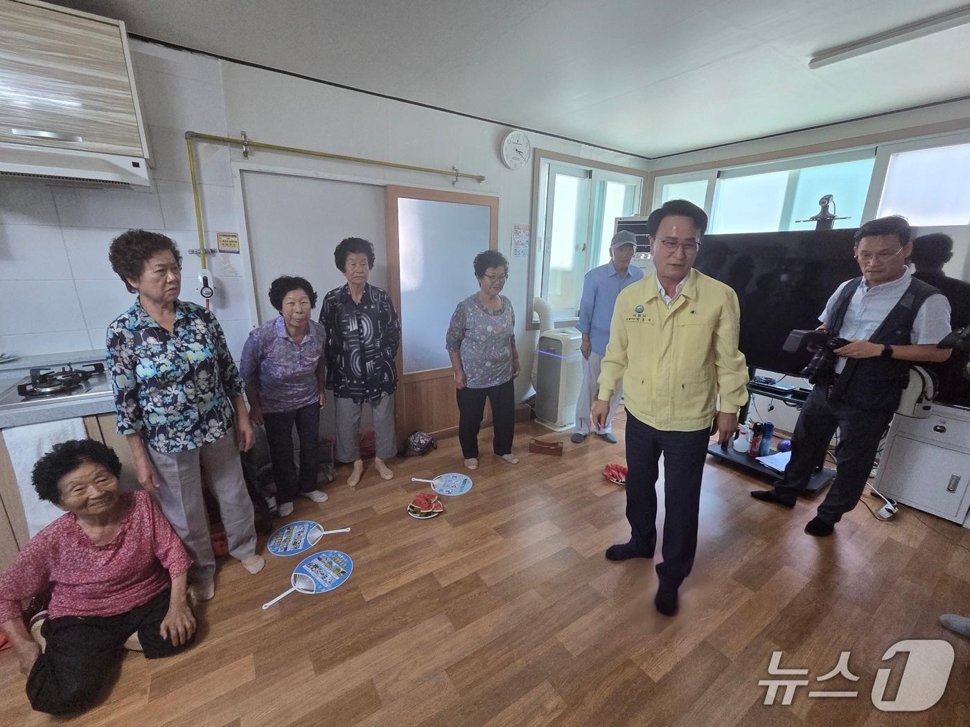 본문 이미지 - 무더위쉼터를 이용하고 있는 어르신들과 대화하는 박동식 시장.(사천시 제공. 재판매 및 DB금지)