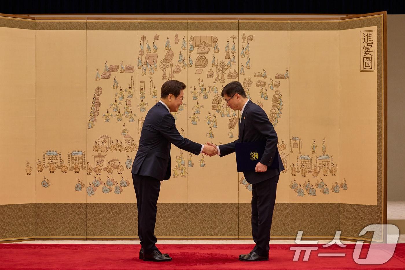 이재명 대통령이 28일 서울 용산 대통령실 청사에서 열린 헌법재판소장 및 헌법재판관 임명장 수여식에서 오영준 헌법재판관에게 임명장을 수여하고 있다. (대통령실 제공. 재판매 및 DB금지) 2025.7.28/뉴스1 ⓒ News1 이재명 기자