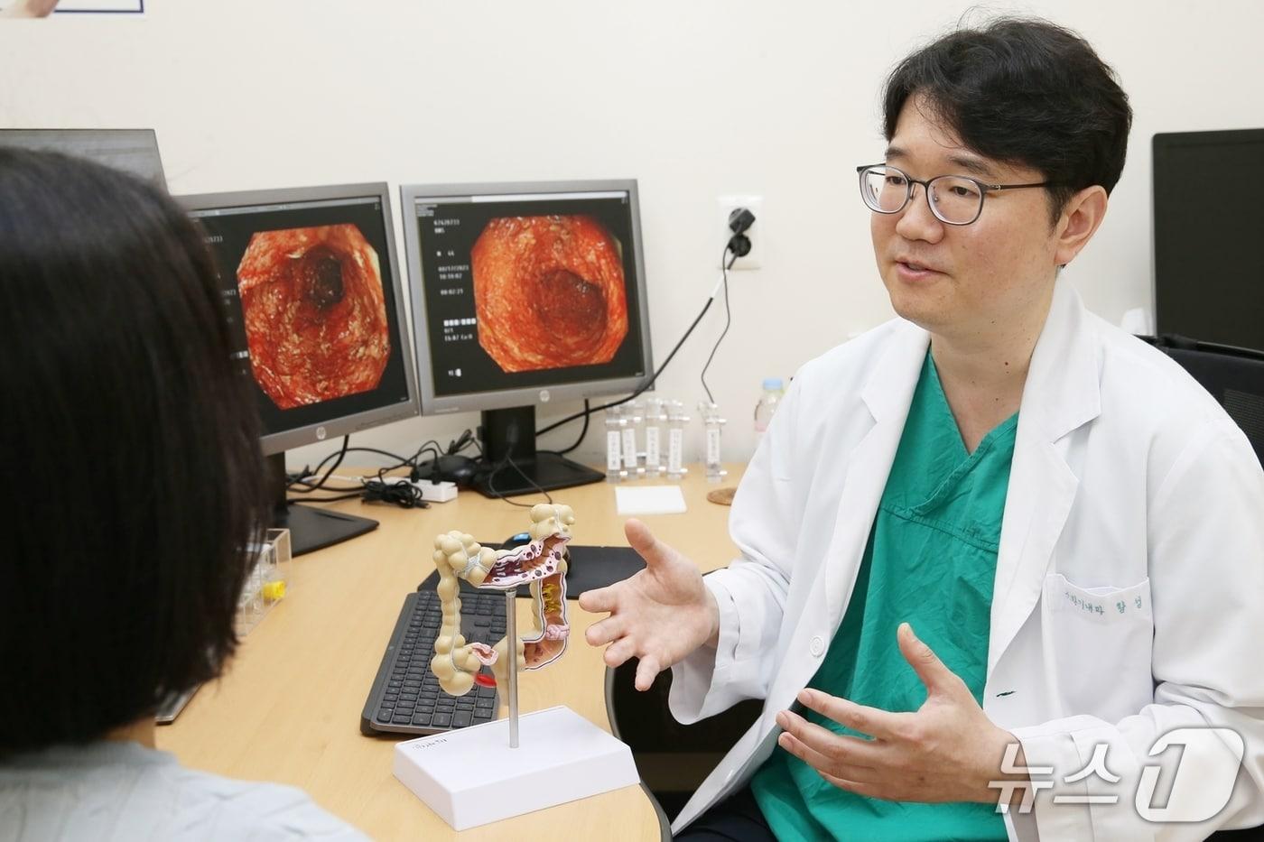 서울아산병원 소화기내과 황성욱 교수가 염증성 장질환 환자를 진료하고 있다.(서울아산병원 제공)