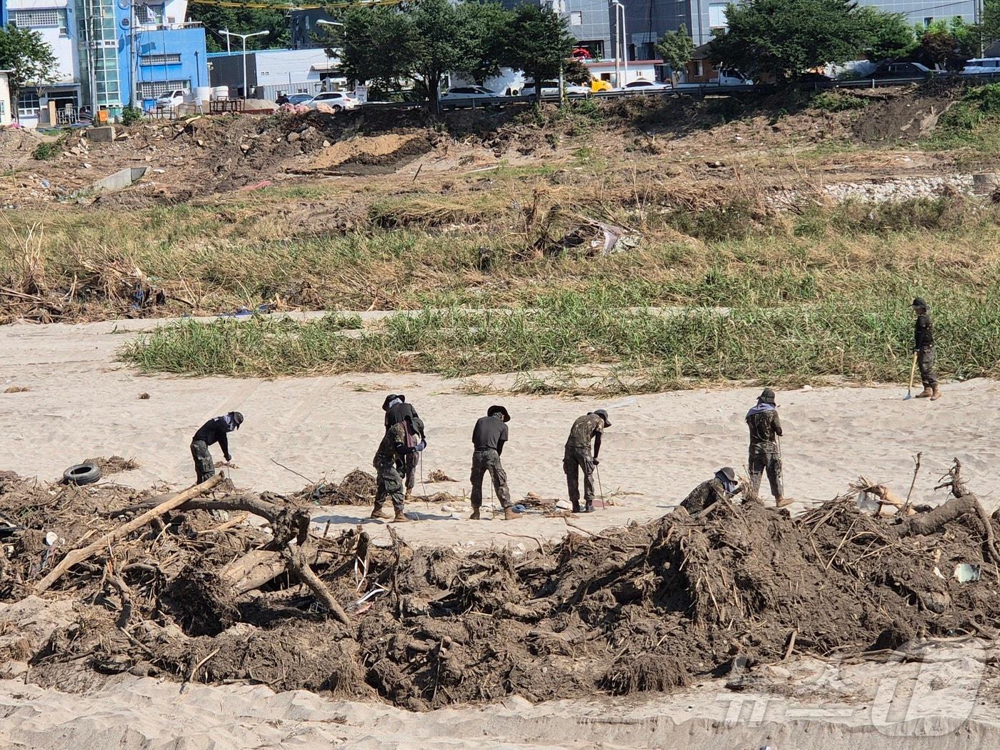 본문 이미지 - 28일 경기 가평군 상면 대보교 일대에서 군 당국이 실종자를 수색하고 있다. 2025.7.28/뉴스1 ⓒ News1 양희문 기자