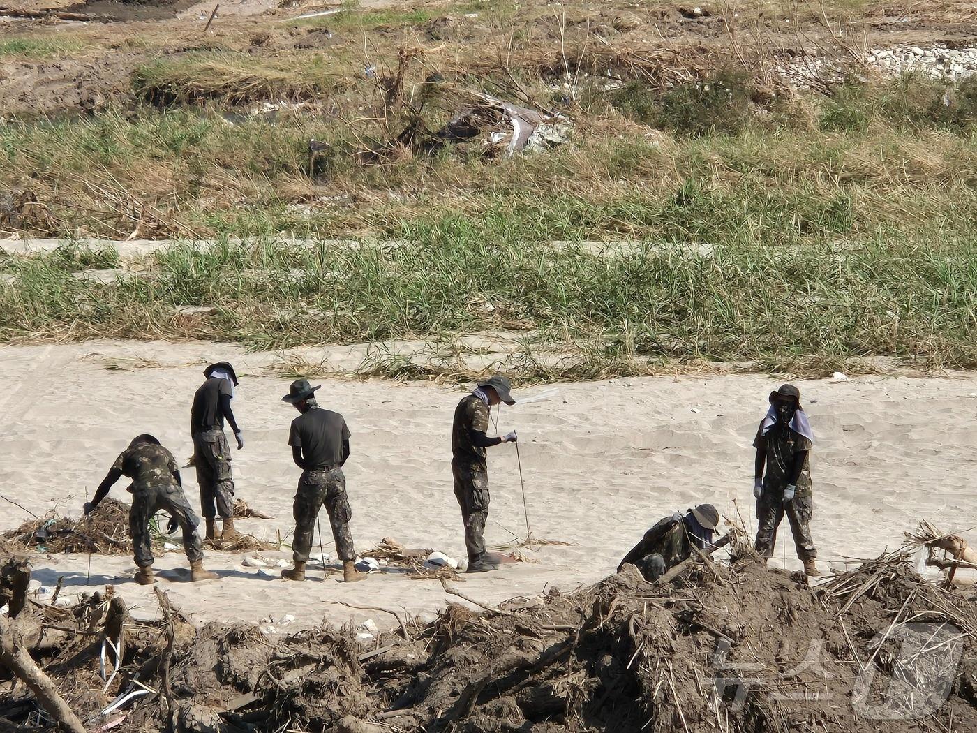 본문 이미지 - 28일 경기 가평군 상면 대보교 일대에서 군 당국이 실종자를 수색하고 있다. 2025.7.28/뉴스1 ⓒ News1 양희문 기자