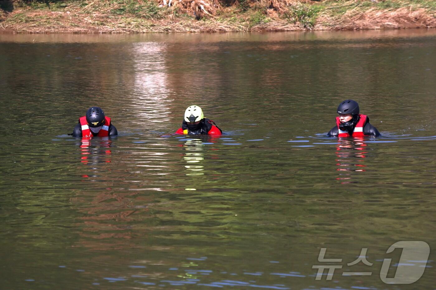 28일 경기 가평군 상면 대보리 일대에서 소방 당국이 수해 실종자를 찾기 위해 수중 수색을 하고 있다.(경기도북부소방재난본부 제공, 재판매 및 DB 금지) 2025.7.28/뉴스1