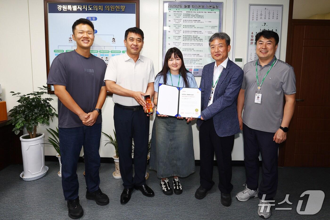 ‘소셜아이어워드 2025’ 최우수상 수상한 강원특별자치도의회.(강원도의회 제공. 재판매 및 DB금지)/뉴스1