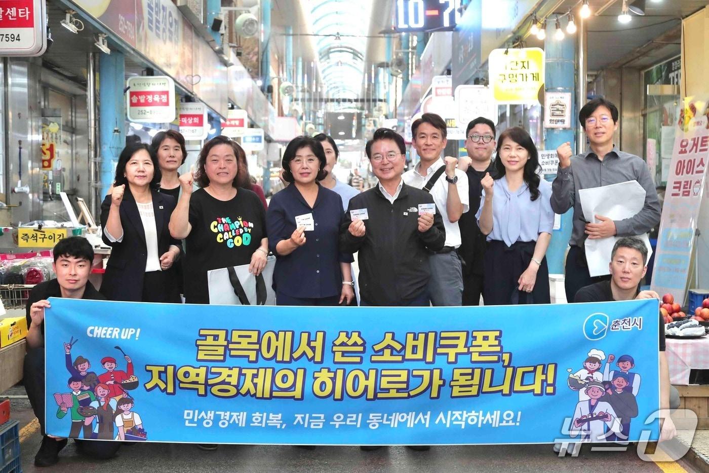 육동한 춘천시장이 28일 민생회복 소비쿠폰을 활용해 전통시장에서 과일 등 기부물품을 구입한 뒤 애민보육원에 전달했다.(춘천시 제공. 재판매 및 DB금지)/뉴스1