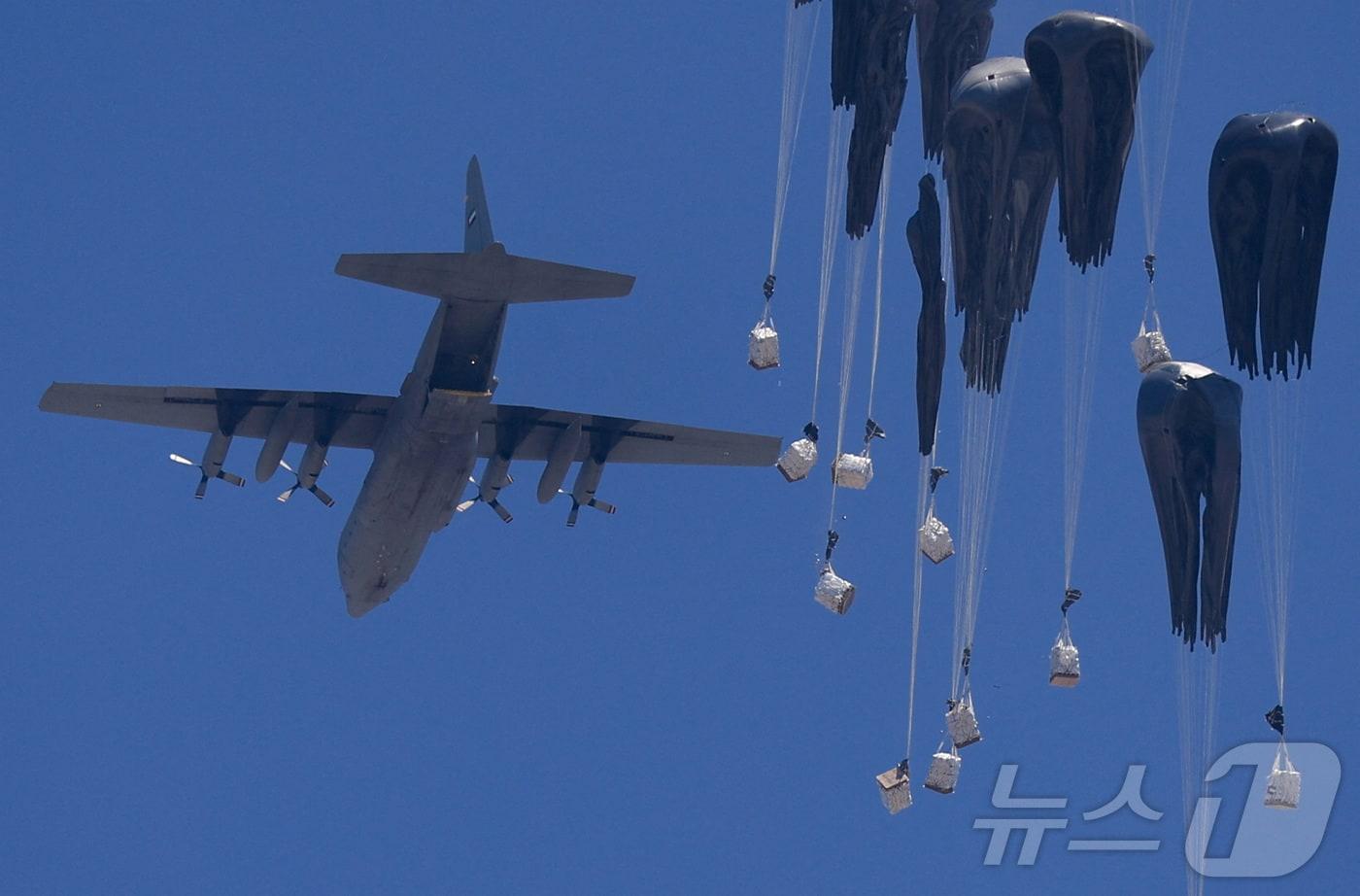 가자지구에 구호품을 공중 투하하는 항공기. 2025.07.27 ⓒ 로이터=뉴스1 ⓒ News1 이지예 객원기자