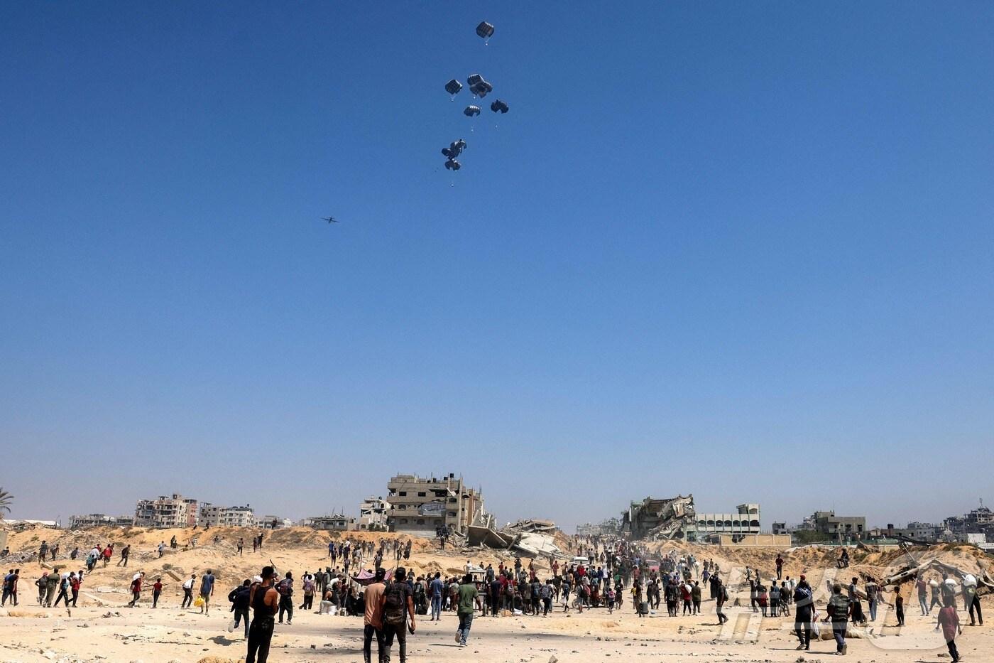 구호품 공중 투하를 기다리는 가자지구 주민들. 2025.07.27. ⓒ AFP=뉴스1 ⓒ News1 이지예 객원기자