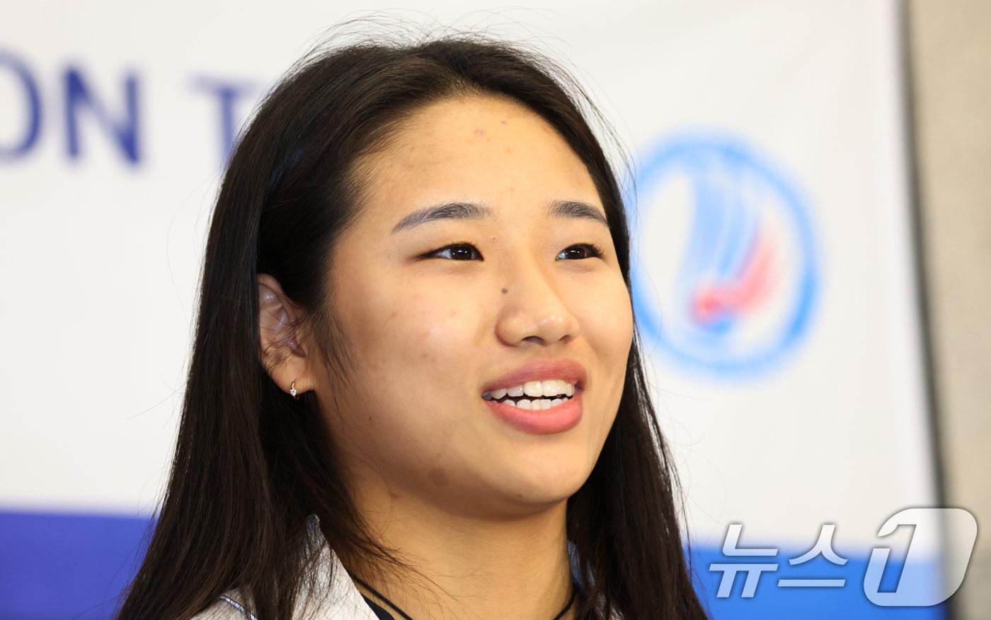 배드민턴 국가대표 안세영이 28일 오후 인천국제공항 제1여객터미널을 통해 귀국해 취재진 질문에 답변하고 있다.2025.7.28/뉴스1 ⓒ News1 김명섭 기자