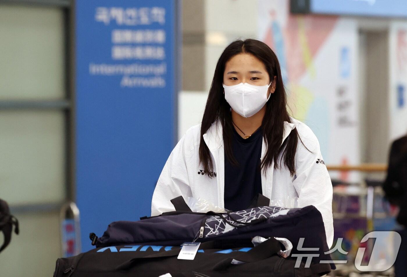 배드민턴 국가대표 안세영이 28일 오후 인천국제공항 제1여객터미널을 통해 귀국하고 있다. 안세영은 지난 26일 중국 창저우 올림픽스포츠센터에서 열린 세계배드민턴연맹&#40;BWF&#41; 슈퍼1000 중국오픈 여자단식 4강에서 한웨&#40;중국·3위&#41;와의 2게임 도중 무릎 부상으로 기권했다. 2025.7.28/뉴스1 ⓒ News1 김명섭 기자