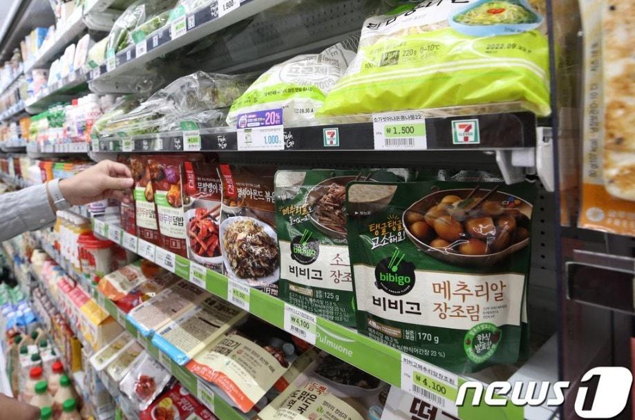 본문 이미지 - 서울의 한 편의점에 식품이 진열돼 있다. 2022.9.23/뉴스1 ⓒ News1 권현진 기자