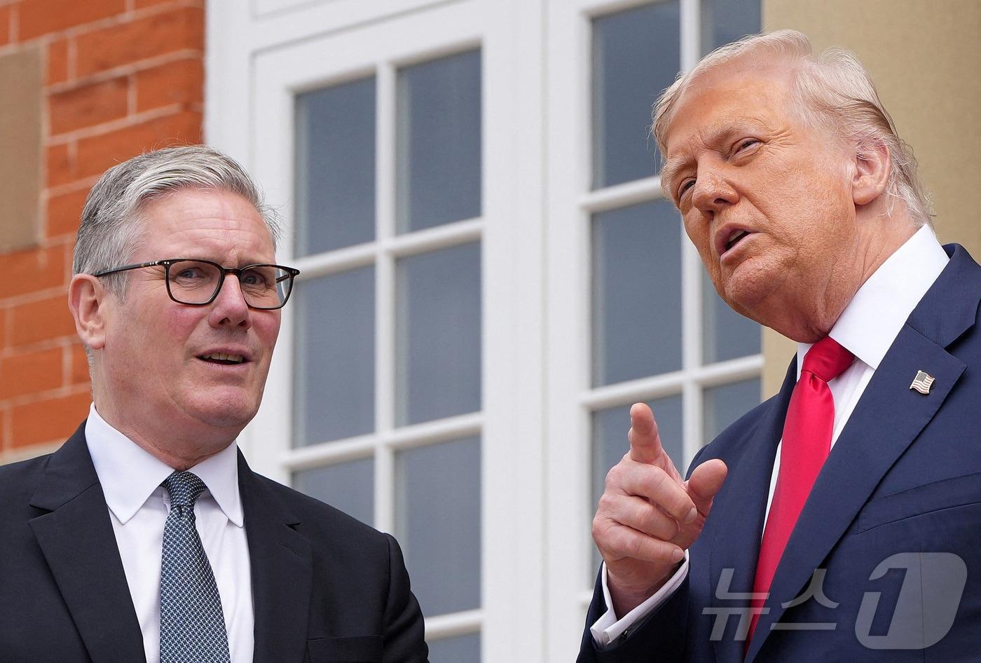 28일&#40;현지시간&#41; 도널드 트럼프 미국 대통령이 스코틀랜드 턴베리의 트럼프 턴베리 골프클럽에서 키어 스타머 영국 총리와 대화하고 있다. 2025.07.28 ⓒ 로이터=뉴스1 ⓒ News1 김지완 기자