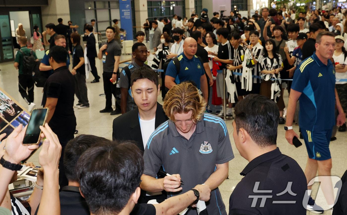 뉴캐슬 유나이티드 FC 선수단이 28일 인천공항을 통해 입국하고 있다. 뉴캐슬과 팀K리그는 30일 오후 8시 수원월드컵경기장에서 친선경기를 치른다. ⓒ News1 김명섭 기자
