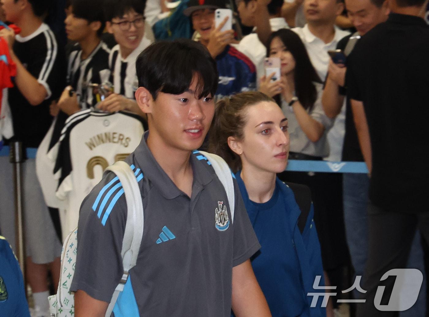 본문 이미지 - 뉴캐슬 유나이티드 FC 박승수가 28일 인천공항을 통해 귀국하고 있다. 뉴캐슬과 팀K리그는 30일 오후 8시 수원월드컵경기장에서 친선경기를 치른다. 2025.7.28/뉴스1 ⓒ News1 김명섭 기자