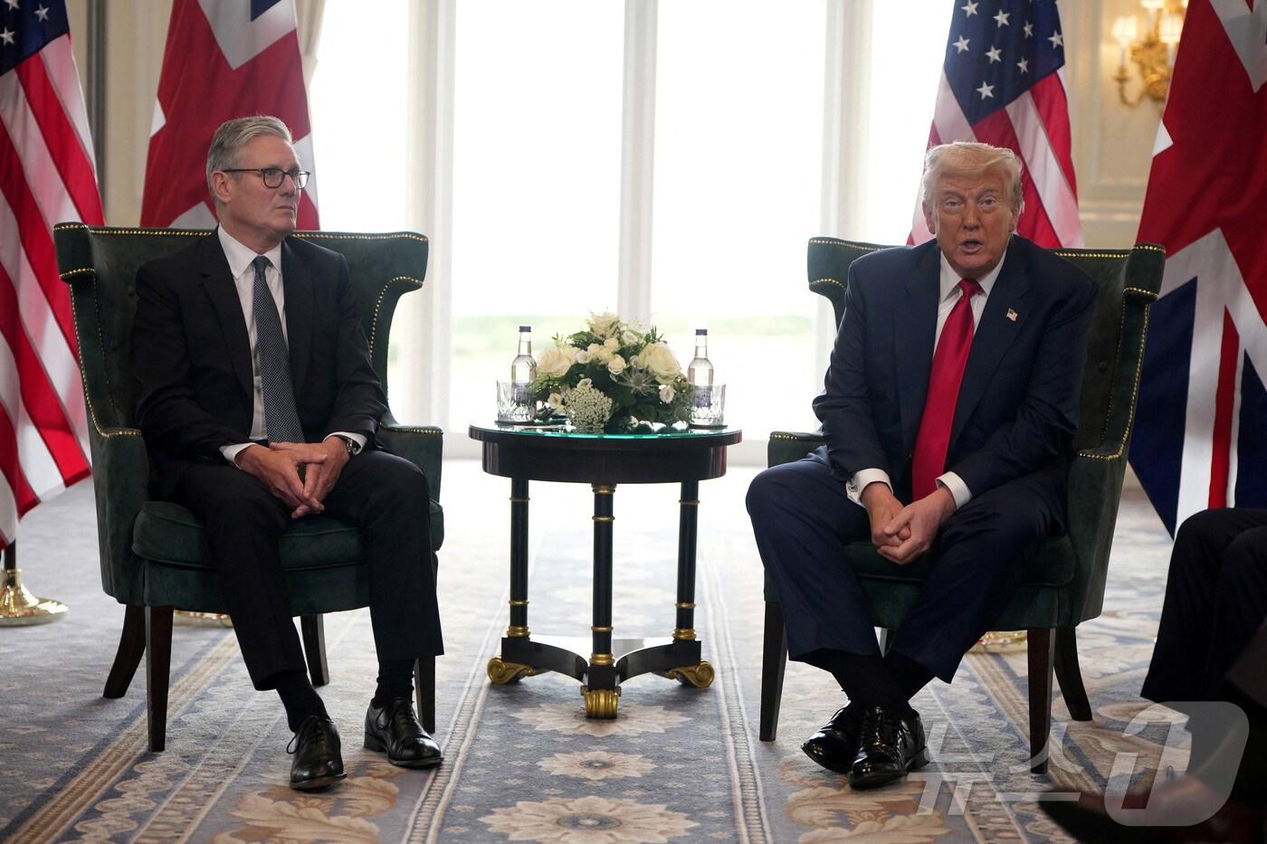 28일&#40;현지시간&#41; 도널드 트럼프 미국 대통령이 스코틀랜드 턴베리의 트럼프 턴베리 골프클럽에서 키어 스타머 영국 총리와 회담을 갖고 있다. 2025.07.28 ⓒ 로이터=뉴스1 ⓒ News1 김지완 기자