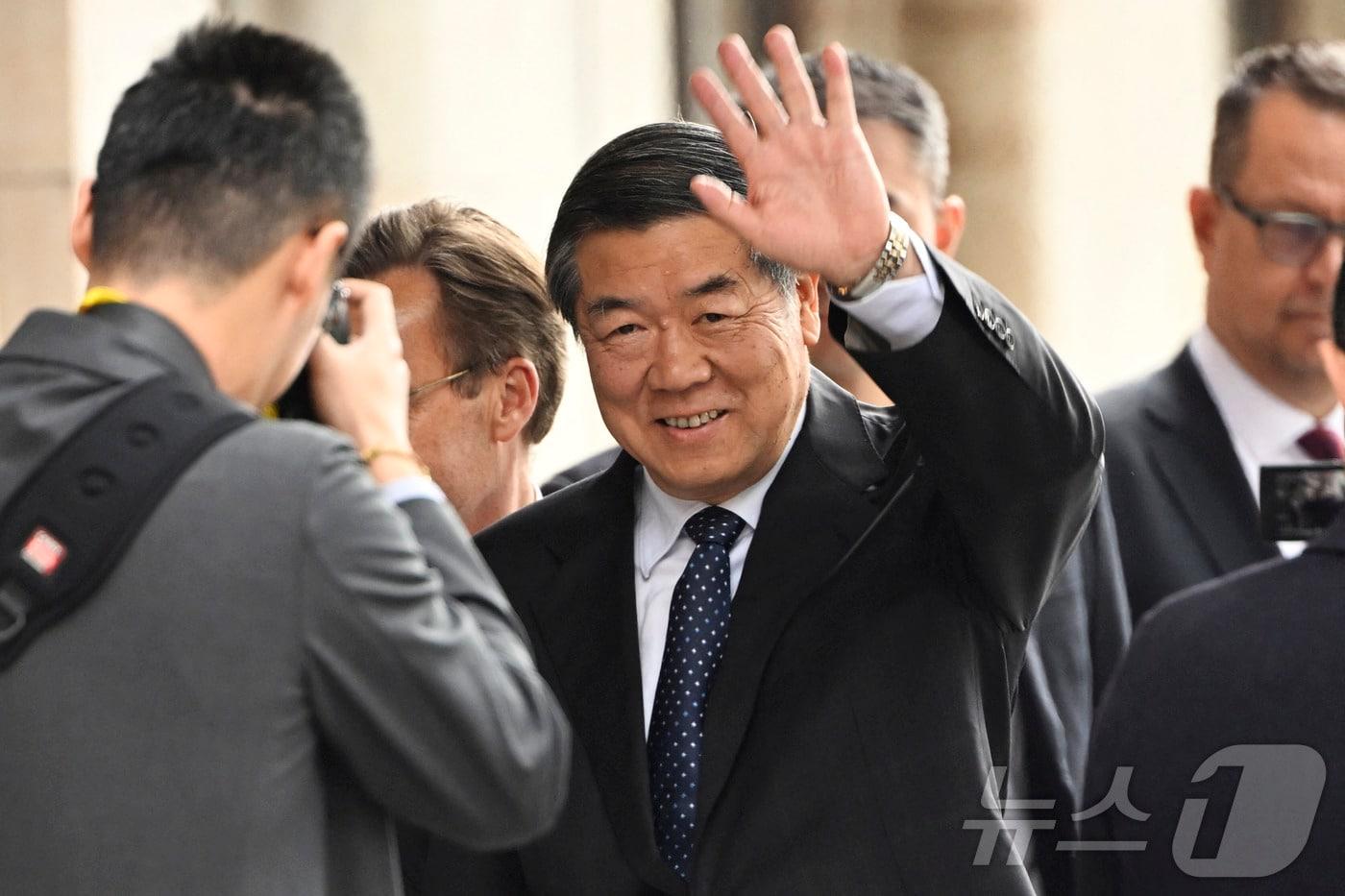 28일&#40;현지시간&#41; 스웨덴 스톡홀름에서 열리는 미국과 중국의 3차 장관급 무역 협상에 참석한 허리펑 중국 국무원 부총리가 협상장에 들어가기 전 손을 흔들고 있다. 2025.07.28 ⓒ AFP=뉴스1 ⓒ News1 김지완 기자