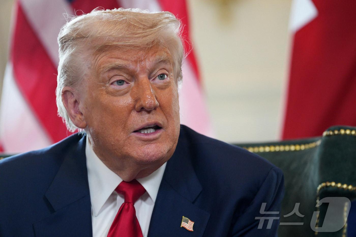 도널드 트럼프 미국 대통령이 28일(현지시간) 영국 스코틀랜드 턴베리에 있는 트럼프 턴베리 골프 클럽에서 키어 스타머 영국 총리와 만나 회담 중 기자 질문에 답하고 있다. 트럼프 대통령은 의약품 관세와 관련한 질문에 "매우 가까운 미래에 제약 관련 발표를 할 것＂이라고 말했다. 2025.07.28 ⓒ 로이터=뉴스1 ⓒ News1 류정민 특파원