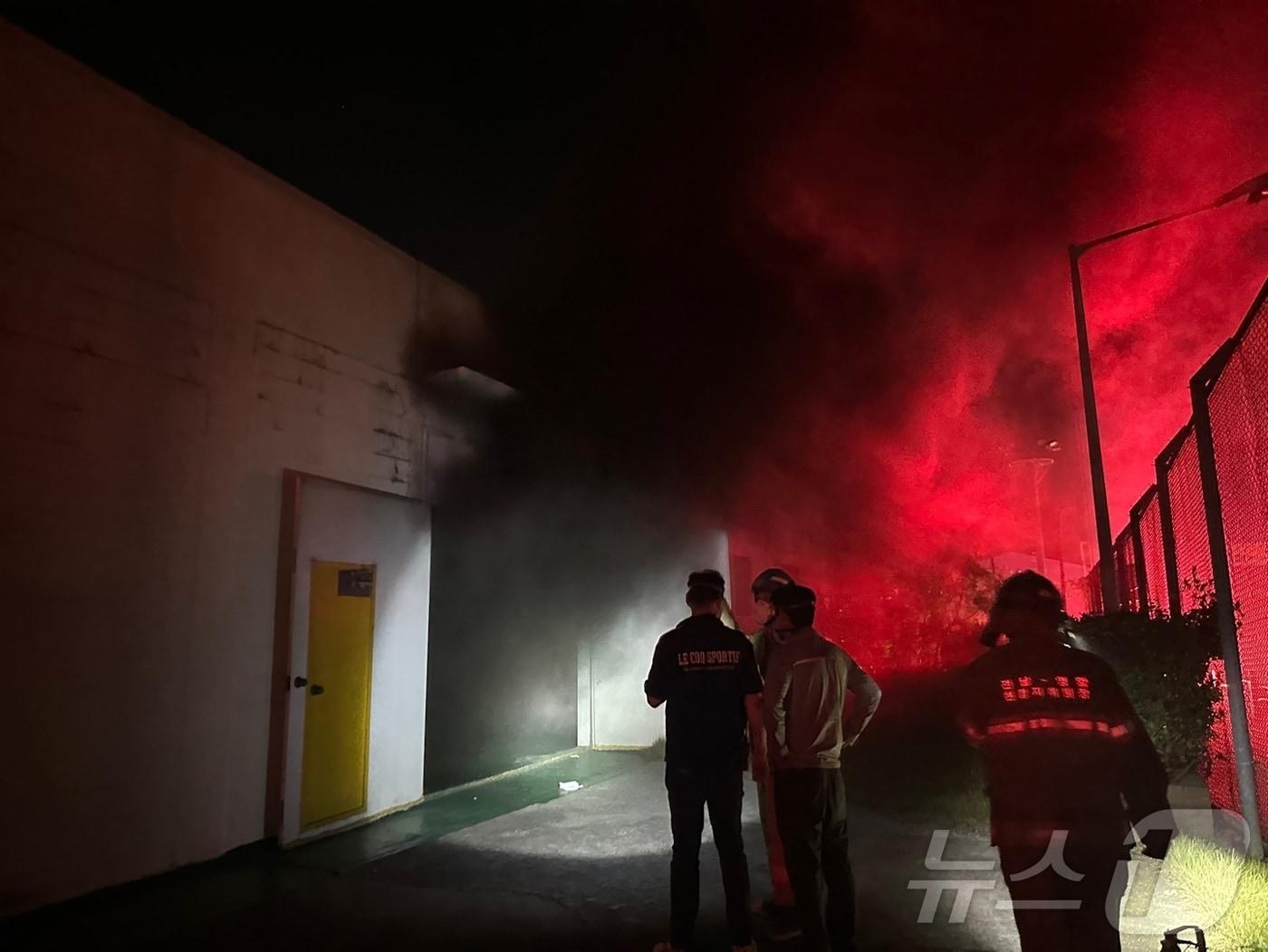 본문 이미지 - 지난 28일 오후 11시 22분쯤 전남 영암군 HD현대삼호 내 변전소에서 화재가 발생, 소방당국이 진화 작업을 벌이고 있다.&#40;전남소방본부 제공. 재판매 및 DB금지&#41; 2025.7.29/뉴스1 