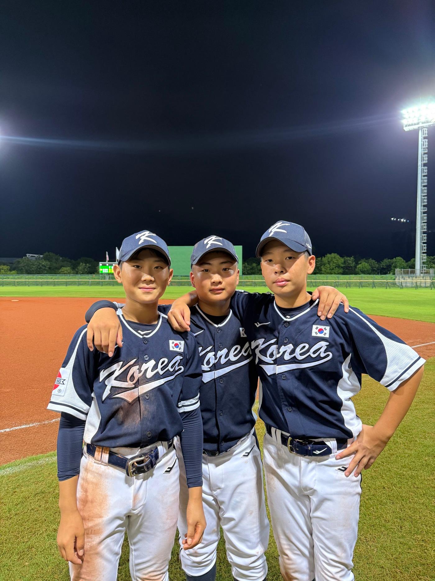 본문 이미지 - 유소년 야구대표팀의 하정우(왼쪽부터), 이재승, 홍성현. (대한야구소프트볼협회 제공)