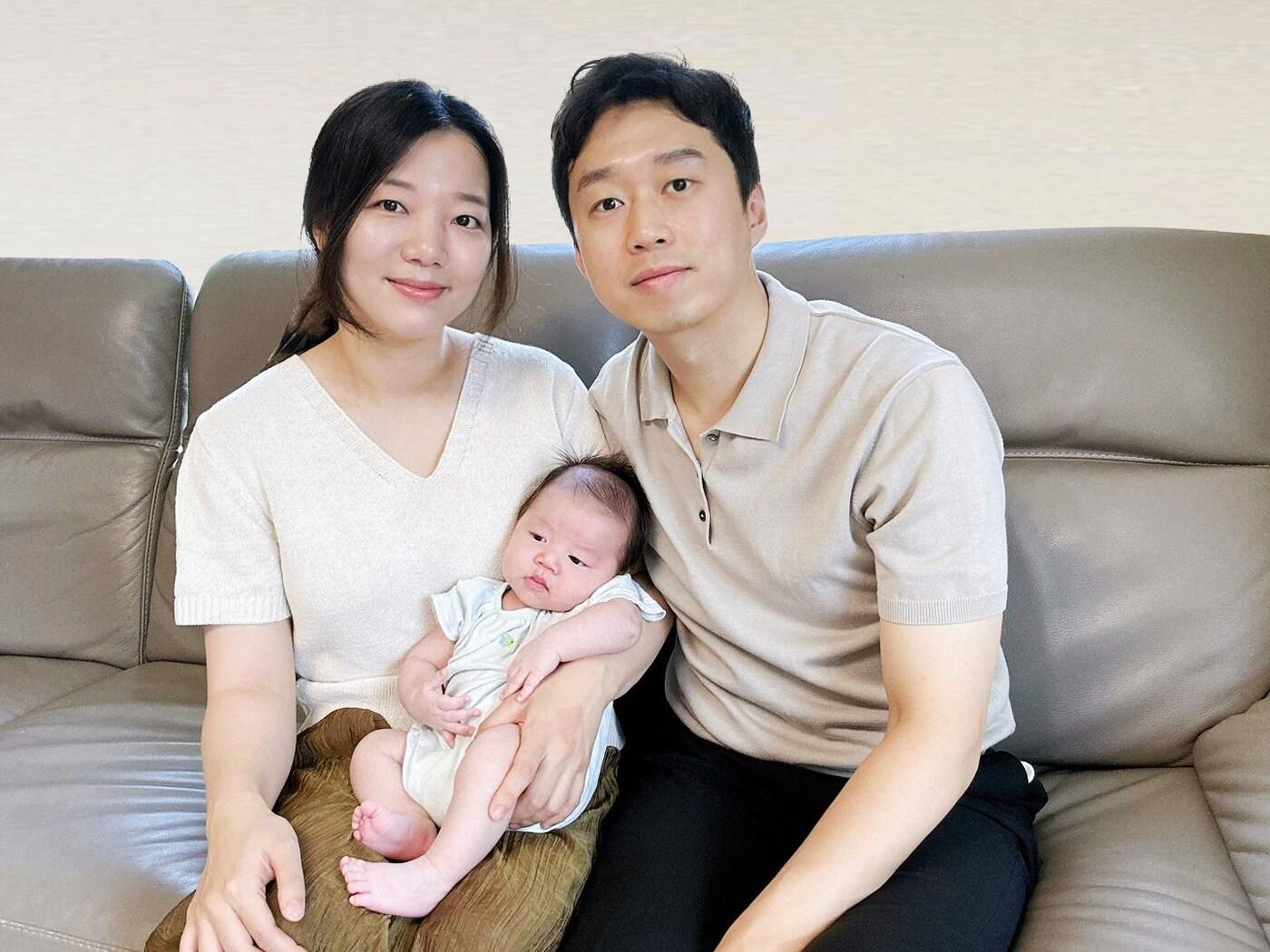 본문 이미지 - 지난달 출산으로 100번째 육아동행지원금을 받은 원소라 아워홈 책임&#40;왼쪽&#41; 가족.&#40;한화갤러리아 제공&#41;.