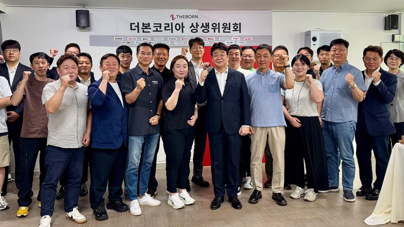 지난 28일 더본코리아 상생위원회 정례회의 진행 후 기념 촬영을 하는 모습(더본코리아 제공)