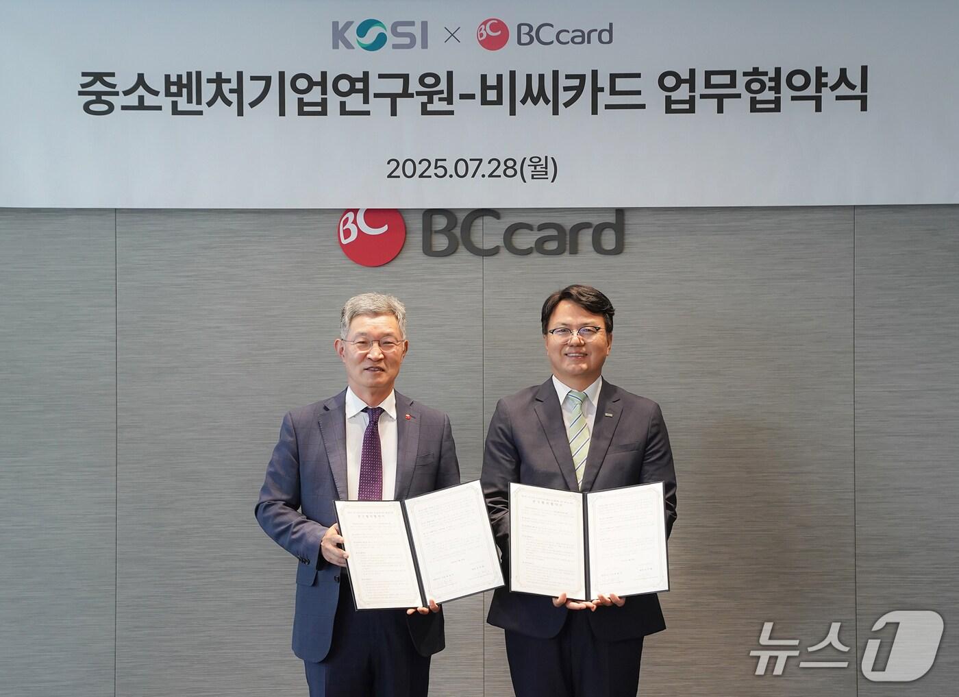 본문 이미지 - 최원석 BC카드 사장(왼쪽)과 조주현 중소벤처기업연구원 원장이 업무협약 체결 후 기념사진을 찍고 있다.(중소벤처기업연구원 제공)
