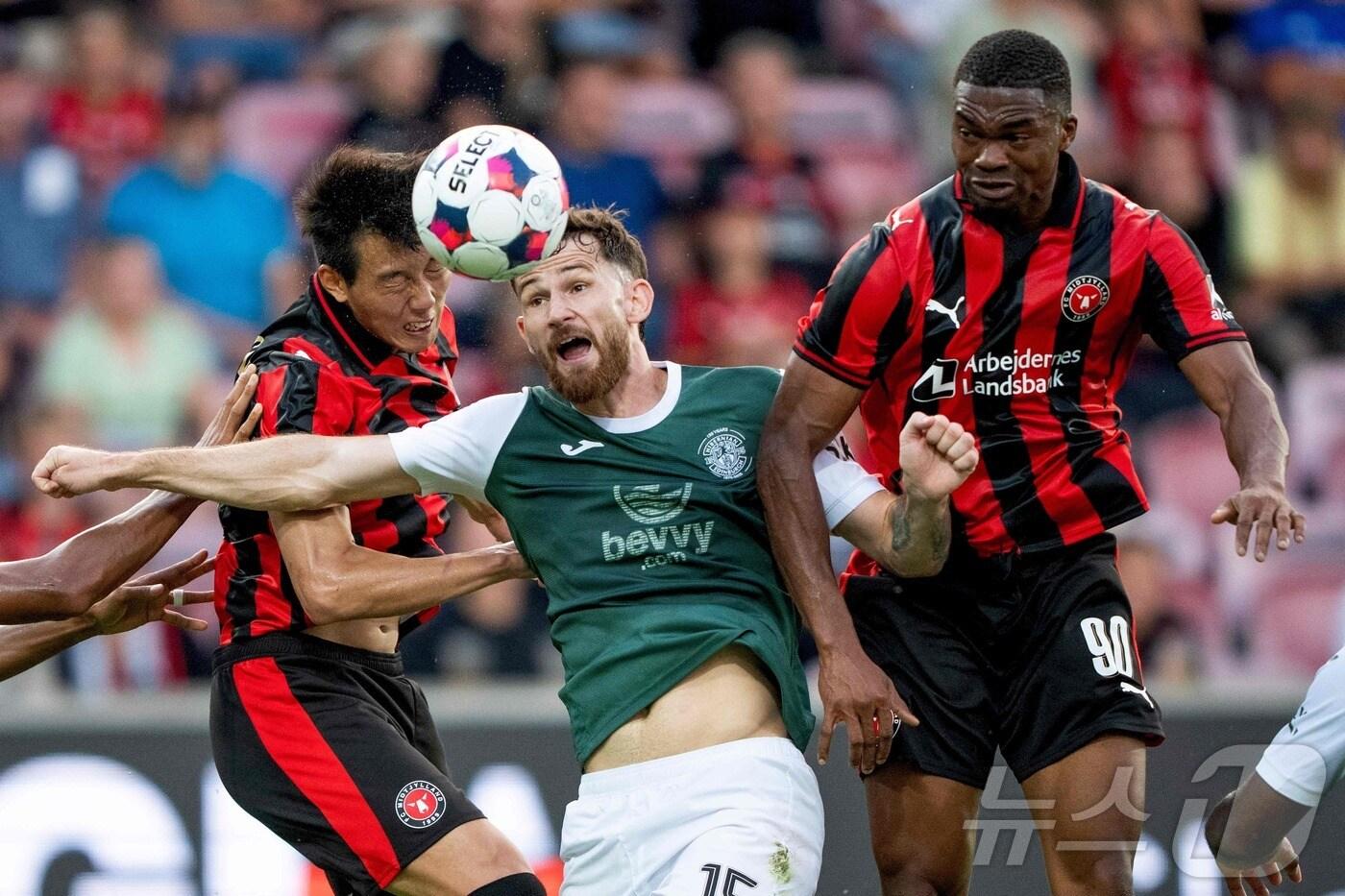 미트윌란의 이한범(왼쪽) ⓒ AFP=뉴스1