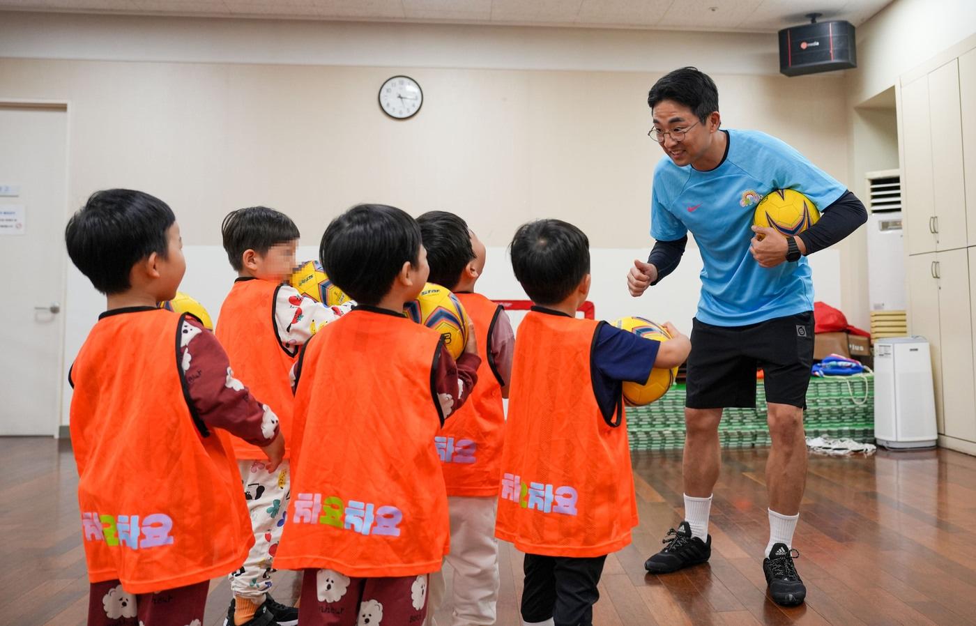 홈플러스 문화센터 축구교실 ‘차요차요’ 강좌에 참여하고 있는 유아 수강생들(홈플러스 제공)