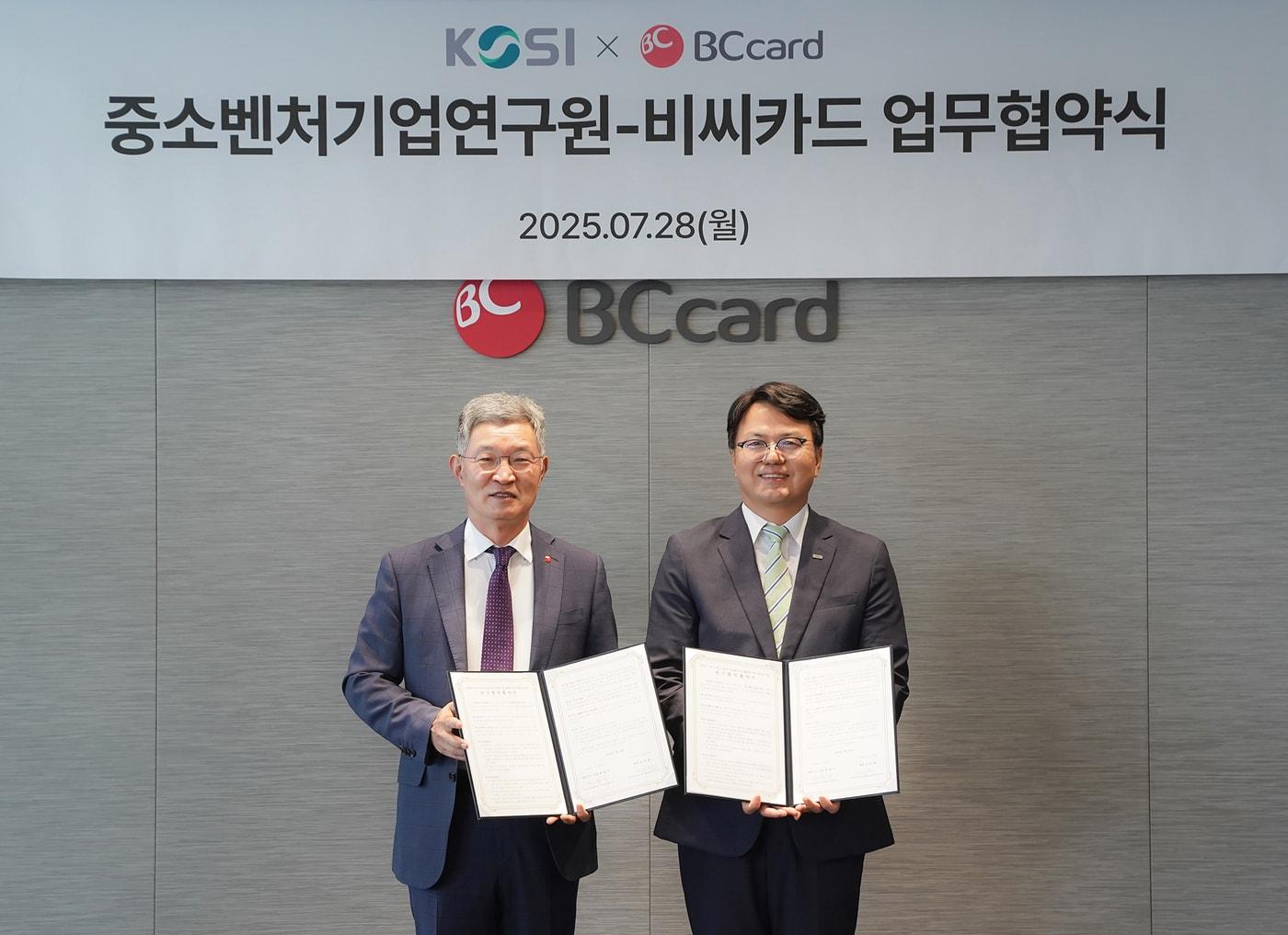 본문 이미지 - 28일 오후 서울 을지로 BC카드 본사에서 최원석 BC카드 사장(왼쪽), 조주현 중소벤처기업연구원장이 양사 업무협약을 기념하는 모습.2025.07.28 (BC카드 제공)
