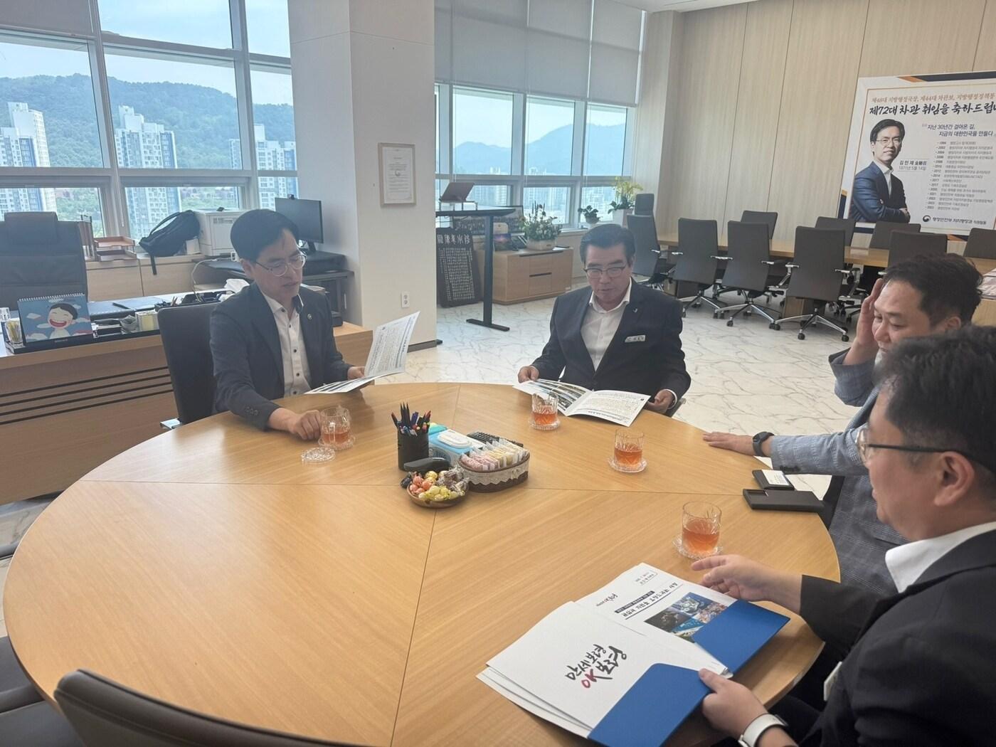 본문 이미지 - 김동일 보령시장&#40;가운데&#41;이 행정안전부를 찾아 시 주요 사업을 설명하고 있다.&#40;보령시 제공. 재판매 및 DB금지&#41;/뉴스1