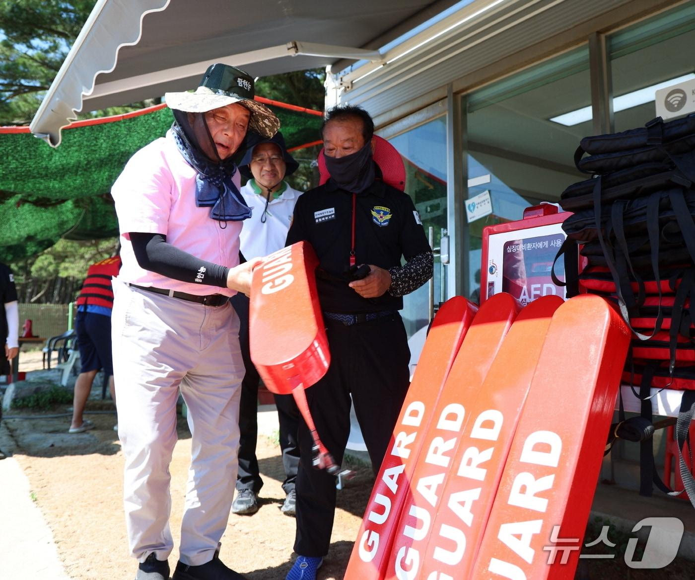 본문 이미지 - 지난 28일 남면 몽산포 해수욕장을 찾아 점검 중인 가세로 군수(태안군 제공. 재판매 및 DB금지)2025.7.29/뉴스1