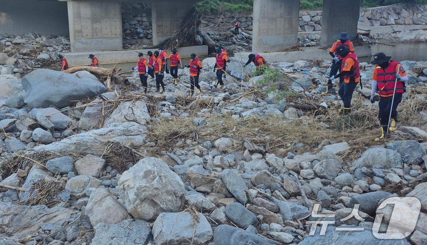 29일 오전 경남 산청군 신등면사무소 인근에서 소방대원들이 실종자 수색작업을 벌이고 있다. &#40;경남소방본부 제공. 재판매 및 DB 금지&#41; 2025.7.29/뉴스1 ⓒ News1 윤일지 기자