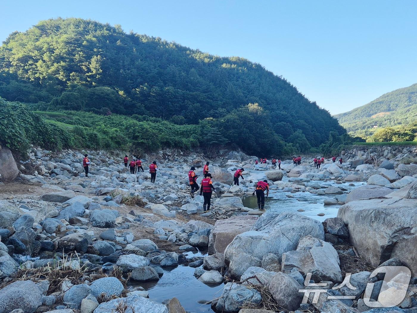 본문 이미지 - 지난 29일 오전 경남 산청군 신등면사무소 인근에서 소방대원들이 실종자 수색작업을 벌이고 있다. (경남소방본부 제공. 재판매 및 DB 금지) 2025.7.29/뉴스1