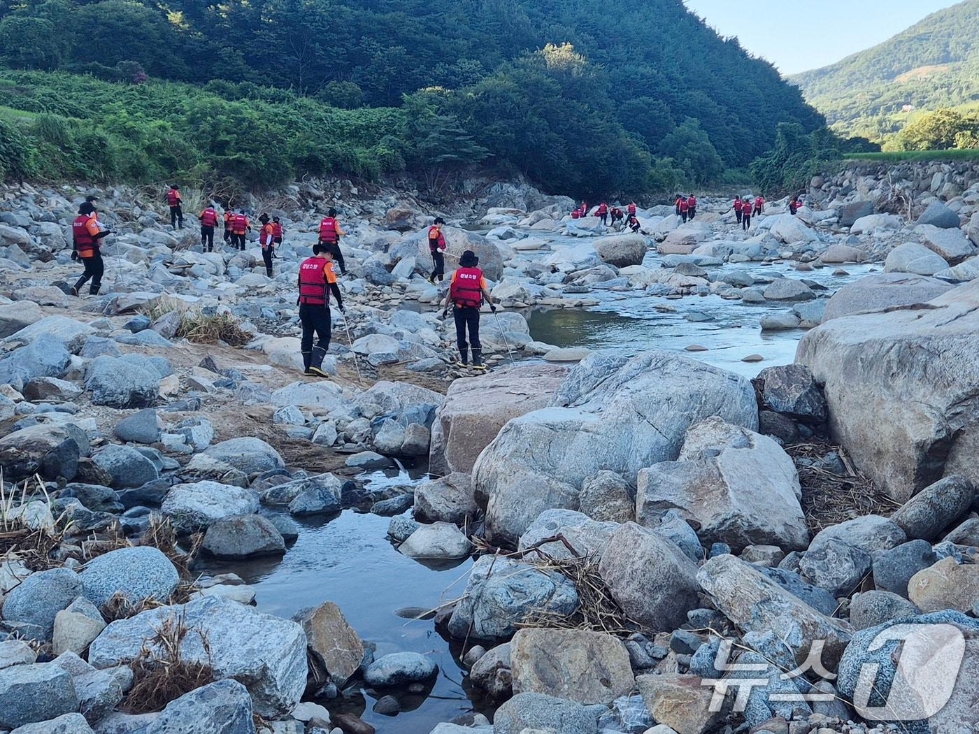 본문 이미지 - 지난달 29일 오전 경남 산청군 신등면사무소 인근에서 소방대원들이 실종자 수색작업을 벌이고 있다. &#40;경남소방본부 제공. 재판매 및 DB 금지&#41; 2025.7.29/뉴스1 ⓒ News1 윤일지 기자