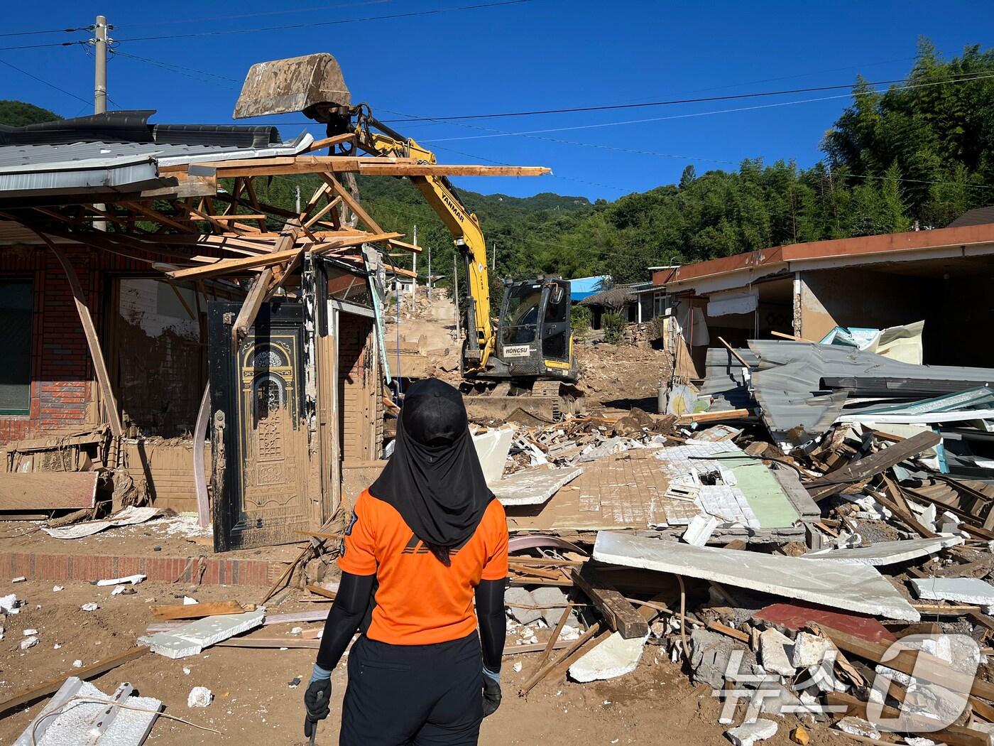 본문 이미지 - 29일 오전 경남 산청군 신등면 율현마을에서 소방대원들이 실종자 수색작업을 벌이고 있다. &#40;경남소방본부 제공. 재판매 및 DB 금지&#41; 