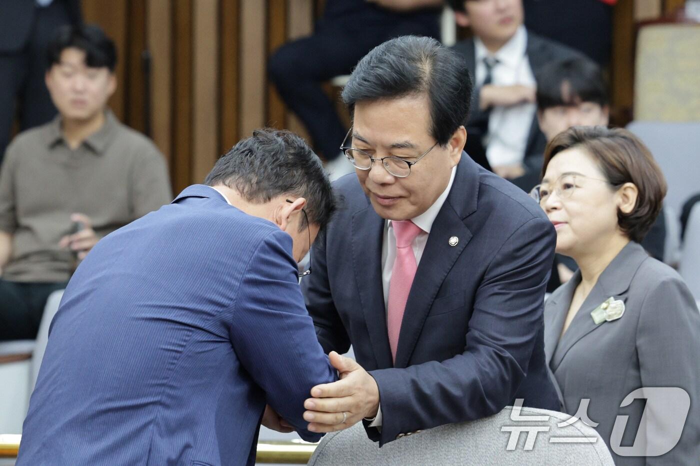 송언석 국민의힘 비상대책위원장 겸 원내대표가 29일 서울 여의도 국회에서 열린 원내대책회의에서 참석자들과 인사하고 있다. 2025.7.29/뉴스1 ⓒ News1 신웅수 기자