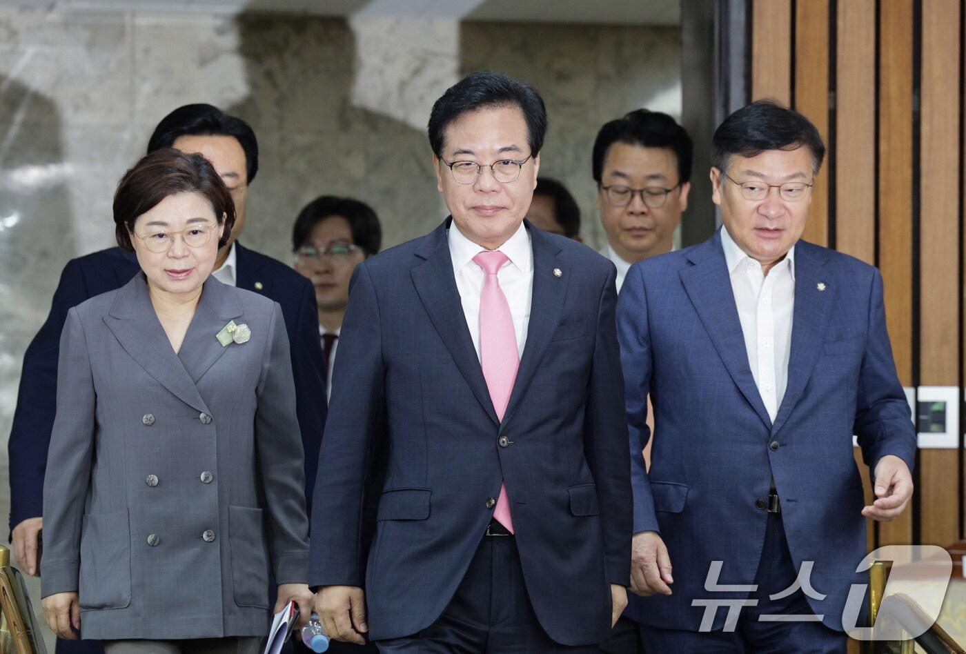 송언석 국민의힘 비상대책위원장 겸 원내대표가 29일 서울 여의도 국회에서 열린 원내대책회의에 참석하고 있다. 2025.7.29/뉴스1 ⓒ News1 신웅수 기자