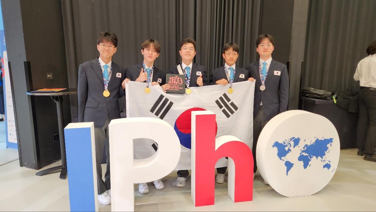 본문 이미지 - 제55회 국제물리올림피아드 한국 대표단(과학기술정보통신부 제공)